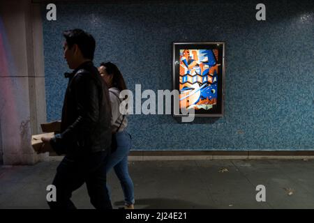 Seattle, Stati Uniti. 27th Mar 2022. Il Cinerama chiuso a Belltown come due persone passare. Foto Stock