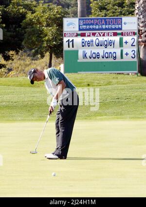 Nov 25, 2004-Seogwipo, Corea del Sud-Ik Jae Jang Putting play ad un PGA TOUR Championship 1 round nineth hall in Jeju Island il 25 novembre 2004, Corea del Sud. Foto Stock