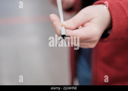 Donna in negozio di materiali da costruzione acquista tentacolo per uscire piccoli oggetti Foto Stock