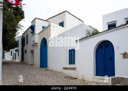 Vista delle case e strade tipiche della città mediterranea di Sidi Bou Said, una città nel nord della Tunisia situato a circa 20 km da Tunisi Foto Stock