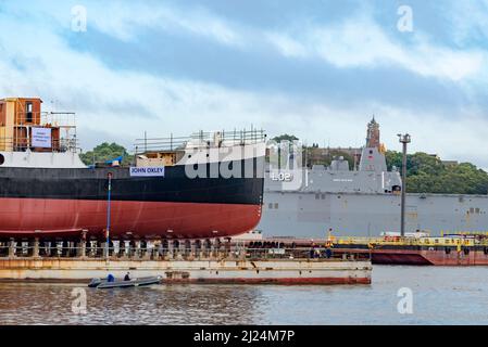 30 marzo 2022, Glebe Island Bridge, Sydney, Australia: La nave a vapore costiera del 1927, John Oxley che ha subito anni di restauro e conservazione, è qui raffigurata muovendosi attraverso White Bay sulla sua strada per essere finalmente rifocillata dopo 21 anni montato su un pontile presso i laboratori della Sydney Heritage Fleet a Roselle Bay. Il pontile sarà trainato lentamente verso un molo asciutto a Garden Island nel porto di Sydney, dove sarà accuratamente ripulito e testato. Foto Stock