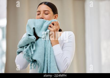 Questo odore deve essere imbottigliato. Shot di una giovane donna che puzzava di lavanderia appena pulita. Foto Stock