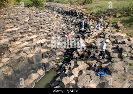 La Ruai Stone Stream, provincia di Gia Lai, Vietnam - 5 marzo 2022: IA Ruai Stone Stream è formata da roccia vulcanica con forme uniche come pile di r Foto Stock