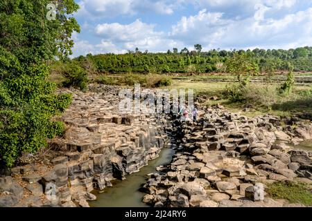 La Ruai Stone Stream, provincia di Gia Lai, Vietnam - 5 marzo 2022: IA Ruai Stone Stream è formata da roccia vulcanica con forme uniche come pile di r Foto Stock