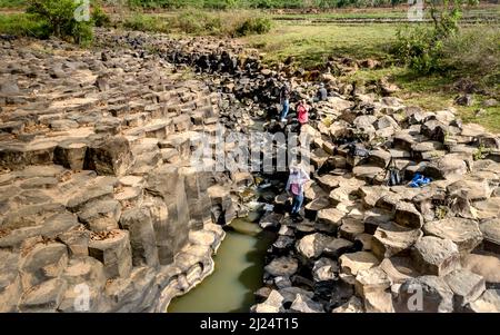 La Ruai Stone Stream, provincia di Gia Lai, Vietnam - 5 marzo 2022: IA Ruai Stone Stream è formata da roccia vulcanica con forme uniche come pile di r Foto Stock