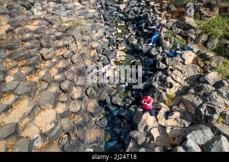 La Ruai Stone Stream, provincia di Gia Lai, Vietnam - 5 marzo 2022: IA Ruai Stone Stream è formata da roccia vulcanica con forme uniche come pile di r Foto Stock