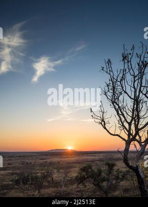 Formazioni nuvolose all'alba sopra House Roof Hill da Telegraph Hill, East Kimberley Foto Stock