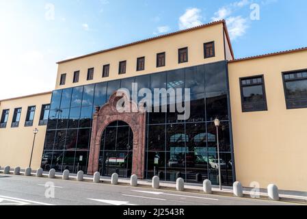 La Gomera, Spagna - 12 agosto 2021: Aeroporto la Gomera a Playa de Santiago, Isole Canarie. Edificio del terminal Foto Stock