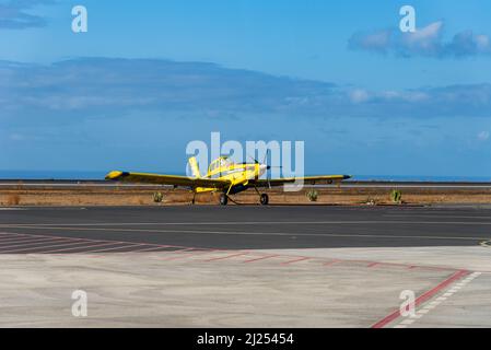 La Gomera, Spagna - 12 agosto 2021: Air Tractor AT-802 velivolo propulsore sulla pista Foto Stock