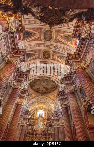 Interno della chiesa parrocchiale di Poznan Fara Foto Stock
