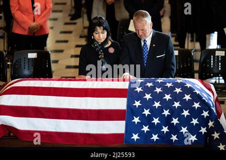 Il Sen. Dan Sullivan, R-Alaska, e sua moglie Julie pagano i loro rispetti al Rep. Don Young, R-Alaska, alla cassa come si trova nello stato nella National Statuary Hall nel Campidoglio degli Stati Uniti martedì 29 marzo 2022 a Washington, DC, Stati Uniti. Foto di Bill Clark/Pool/ABACAPRESS.COM Foto Stock