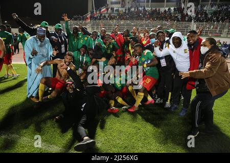 I giocatori del Camerun festeggiano con Samuel Eto'o, presidente della Federazione Cameroniana di calcio, dopo aver qualificarsi per la Coppa del mondo Qatar 2022 in seguito alla loro partita contro l'Algeria allo stadio Mustapha Tchaker nella città di Blida il 29 marzo 2022. Foto di Hamza Bouhara/ABACAPRESS.COM Foto Stock