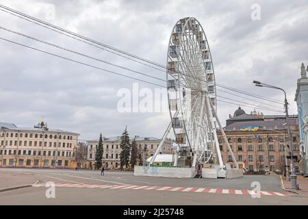 Kiev, Ucraina. 26th Mar 2022. Una ruota di ferro è vista in un parco vuoto a Kiev. La Russia ha invaso l'Ucraina il 24 febbraio 2022, scatenando il più grande attacco militare in Europa dalla seconda guerra mondiale Oltre 3 milioni di ucraini hanno già lasciato il paese e la storica città portuale di Odessa è sotto la minaccia di bombardamenti da parte delle forze russe. Credit: SOPA Images Limited/Alamy Live News Foto Stock