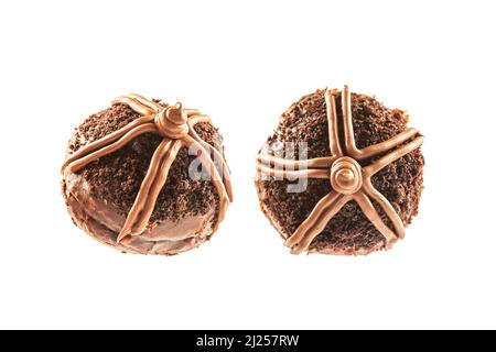 Ciambella brioche al malto al cioccolato con glassa al cioccolato sulla parte superiore e pezzi schiacciati in gabbia Foto Stock