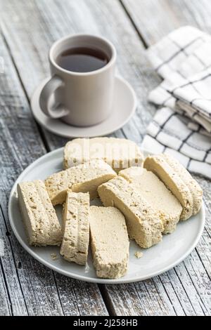 Halva di tahini dolce. Dessert turco su un piatto. Foto Stock