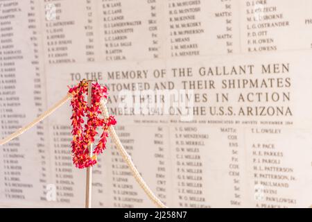 HAWAII, STATI UNITI - 21 AGOSTO 2016: Monumento di marmo con i nomi dei soldati in memoriale della Marina degli Stati Uniti e dei Marines di USS Arizona. Attacco giapponese a. Foto Stock