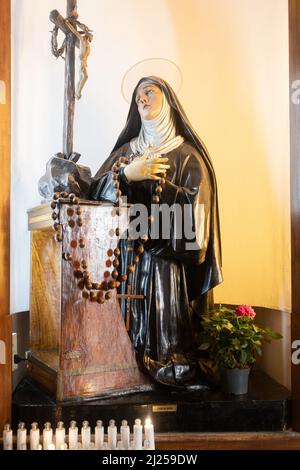 Statua religiosa di Santa Rita da Cascia Foto Stock