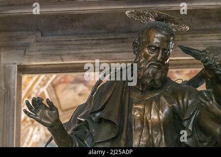 Statua in bronzo, realizzata nel 1606 da Michelangelo Naccherino, raffigurante l'evangelista Foto Stock