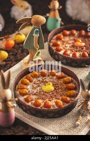 Deliziosa torta di carote con crema glassa e carote piccole Foto Stock