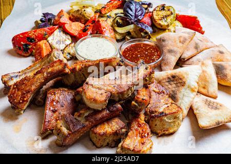 Ali di pollo di bufalo con salsa al pepe di cayenne servite calde con bastoncini di sedano e bastoncini di carote con condimento al formaggio blu per immersione Foto Stock