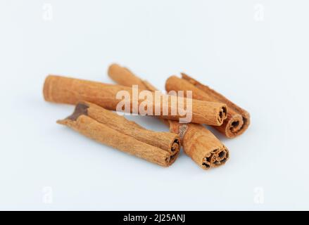 Bastoncini di cannella su sfondo bianco Foto Stock