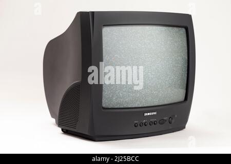 Un vecchio televisore portatile a raggi catodici su sfondo bianco Foto Stock
