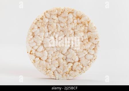 Vista frontale della torta di riso su sfondo bianco Foto Stock
