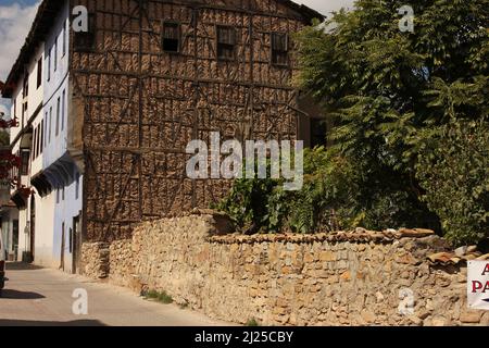 Vecchia casa di villaggio in muratura d'epoca fatta di pietre, mattoni, costruzione in legno. Ben conservato primo esempio di architettura Anatoliana Foto Stock