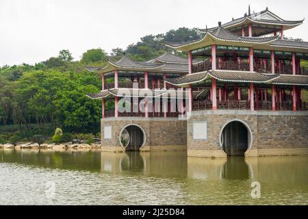 Paesaggio di parchi forestali e antichi edifici e torri in Cina Foto Stock