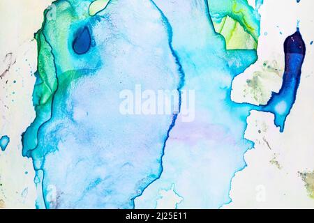 Espansione astratta di miscelazione di colori blu, viola e verde di acquerello essiccato su vassoio di vernice bianca Foto Stock