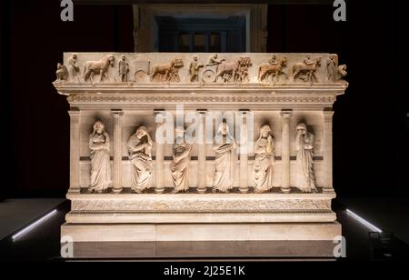 Il sarcofago delle donne in lutto nel Museo Archeologico di Istanbul, Turchia. Foto Stock