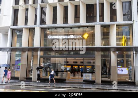 Commonwealth Bank of Australia filiale di banca a George Street Sydney in un giorno umido autunno, Sydney, NSW, Australia Foto Stock