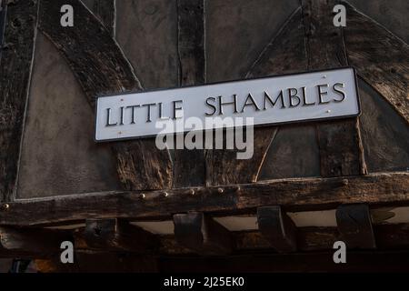 La storica via dello shopping di Shambles a York, Yorkshire, Regno Unito. Foto Stock