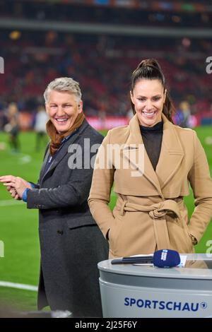 Amsterdam, Paesi Bassi. 29th Mar 2022. Esther Sedlaczek, presentatore Sky Sport Moderatorin, Bastian SCHWEINSTEIGER, Co-moderatore ARD nella partita amichevole PAESI BASSI - GERMANIA 1-1 preparazione per i campionati del mondo 2022 in Qatar ,Stagione 2021/2022, il 29 marzo 2022 ad Amsterdam, Paesi Bassi. © Peter Schatz / Alamy Live News Credit: Peter Schatz/Alamy Live News Foto Stock