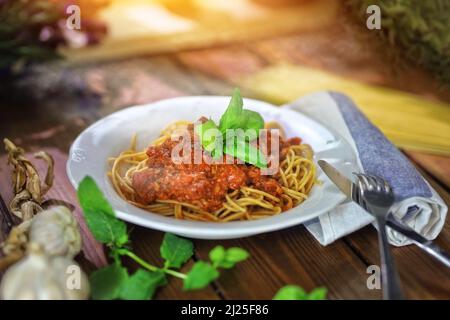 Delizioso piatto italiano, spaghetti bolognese servito deliziosamente Foto Stock