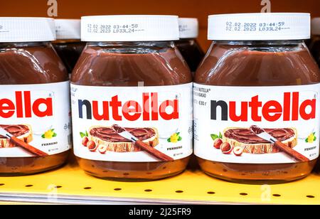 Samara, Russia - 22 marzo 2022: La nocciola della Nutella spalma i vasi sullo scaffale del superstore. Nutella di Ferrero, un marchio molto popolare di una torbida zuccherata Foto Stock