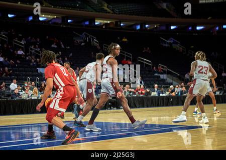New York, New York, Stati Uniti. 29th Mar 2022. Il guardiano del Texas A&M Aggies Manny Obaseki (35) reagisce dopo aver giocato durante le semifinali NIT tra il Texas A&M Aggies e i Washington state Cougars al Madison Square Garden di New York il martedì 29 marzo 2022. La Texas A&M sconfisse lo stato di Washington 72-56. Duncan Williams/CSM/Alamy Live News Foto Stock