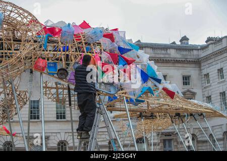 London UK 30 March 2022 Somerset House presenta The Arks of Gimokudan del brillante artista filippino Leeroy New, che può essere visto dare gli ultimi tocchi all'installazione. Paul Quezada-Neiman/Alamy Live News Foto Stock