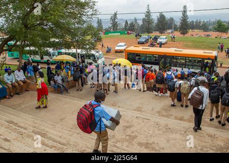 Ruanda, Ruanda. 29th Mar 2022. Gli studenti secondari aspettano di prendere un autobus per tornare alle loro case per una vacanza a Kigali, Ruanda, 29 marzo 2022. Quasi 200.000 studenti provenienti da scuole superiori in Ruanda hanno iniziato a salire a bordo degli autobus a casa mentre il paese prepara la commemorazione del genocidio del 1994. Credit: Cyril Ndegeya/Xinhua/Alamy Live News Foto Stock