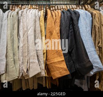 Camicie uomo in cotone appese al rack in guardaroba armadio. Foto Stock