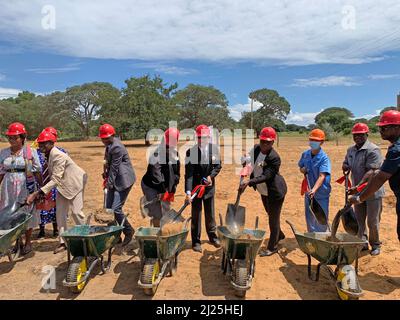 (220330) -- KAVANGO WEST, 30 marzo 2022 (Xinhua) -- funzionari e ospiti partecipano ad una cerimonia rivoluzionaria per la costruzione di una scuola a Kavango West, Namibia, 29 marzo 2022. Il governo cinese ha concesso una sovvenzione per la costruzione di quattro scuole rurali, due scuole nel Kavango West e due scuole nella regione di Zambesi, un funzionario annunciato. Il supporto è quello di costruire strutture aggiuntive presso le scuole combinate Satotwa e Simanya nel Kavango West e Liselo Combined School e Masokotwani Combined School nella regione Zambesi, il ministro dell'Istruzione, delle Arti e della Cultura della Namibia, Anna Foto Stock