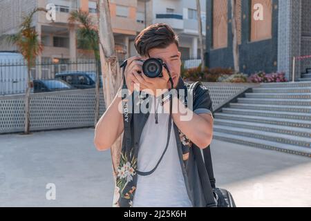 Ritratto di un fotografo attraente che scatta foto con la sua Sony Alpha Foto Stock