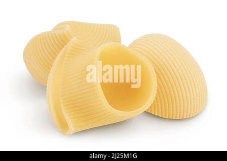 la pasta di lumaconi è isolata su sfondo bianco con percorso di taglio e profondità di campo Foto Stock