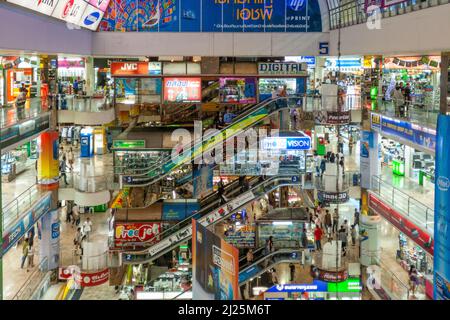 Bangkok, Thailandia - 12 maggio 2009: All'interno del Pantip Plaza, il complesso di shopping elettronico e software bigges in Thailandia per ottenere qualche affare. Foto Stock