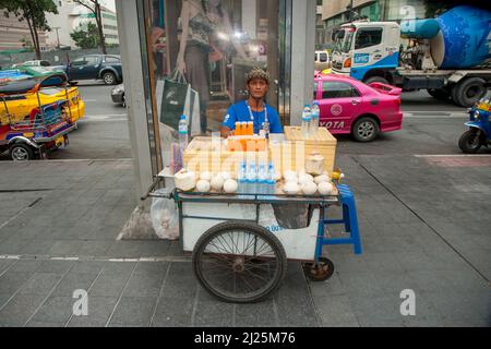 Bangkok, Thailandia - 12 maggio 2009: Hawker vende acqua, bibite analcoliche e noci di cocco alla strada nel centro di Bangkok. Foto Stock