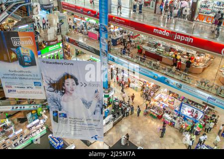 Bangkok, Thailandia - 12 maggio 2009: All'interno del Pantip Plaza, il complesso di shopping elettronico e software bigges in Thailandia per ottenere qualche affare. Foto Stock