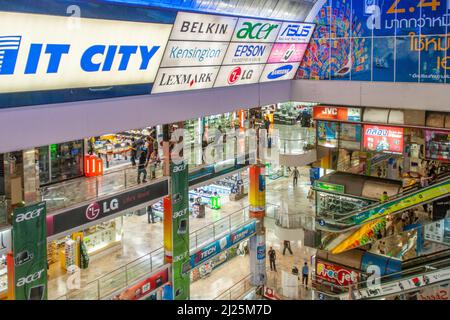 Bangkok, Thailandia - 12 maggio 2009: All'interno del Pantip Plaza, il complesso di shopping elettronico e software bigges in Thailandia per ottenere qualche affare. Foto Stock