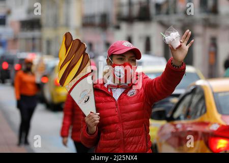Donne che vendono gelati agli automobilisti di Quito, Ecuador Foto Stock