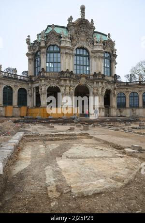 30 marzo 2022, Sassonia, Dresda: Vista degli scavi archeologici dell'Ufficio di Archeologia di Sassonia nel cortile interno dello Zwinger di Dresda. Durante le indagini, di fronte al Wallpavillon, sul lato ovest, sono state scoperte fondazioni ben conservate di bacini idrici. Data dalla prima fase del sito. La superficie totale di circa 14.000 metri quadrati tra l'insieme di edifici del 18th e 19th secoli è stata indagata per un anno da uno storico architettonico e due assistenti. Foto: Robert Michael/dpa-Zentralbild/ZB Foto Stock