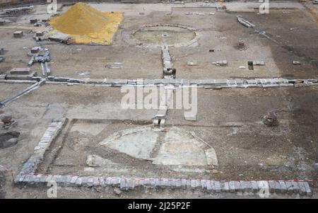 30 marzo 2022, Sassonia, Dresda: Vista degli scavi archeologici dell'Ufficio di Archeologia di Sassonia nel cortile interno dello Zwinger di Dresda. Durante le indagini, di fronte al Wallpavillon, sul lato ovest, sono state scoperte fondazioni ben conservate di bacini idrici. Data dalla prima fase del sito. La superficie totale di circa 14.000 metri quadrati tra l'insieme di edifici del 18th e 19th secoli è stata indagata per un anno da uno storico architettonico e due assistenti. Foto: Robert Michael/dpa-Zentralbild/ZB Foto Stock